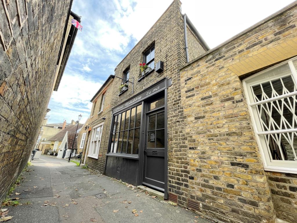 Lot: 19 - A VACANT COMMERCIAL PREMISES IN THE HEART OF BLACKHEATH VILLAGE - 